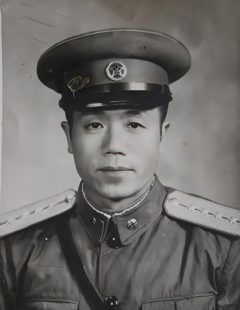 哪位老师知道这位着55式军装的中国人民解放军大尉是什么军兵种？