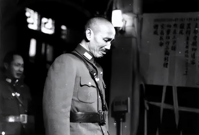 张灵甫的整编第74师被围在孟良崮，但华野猛攻却受挫，久攻不下之际，粟裕在敌人的物