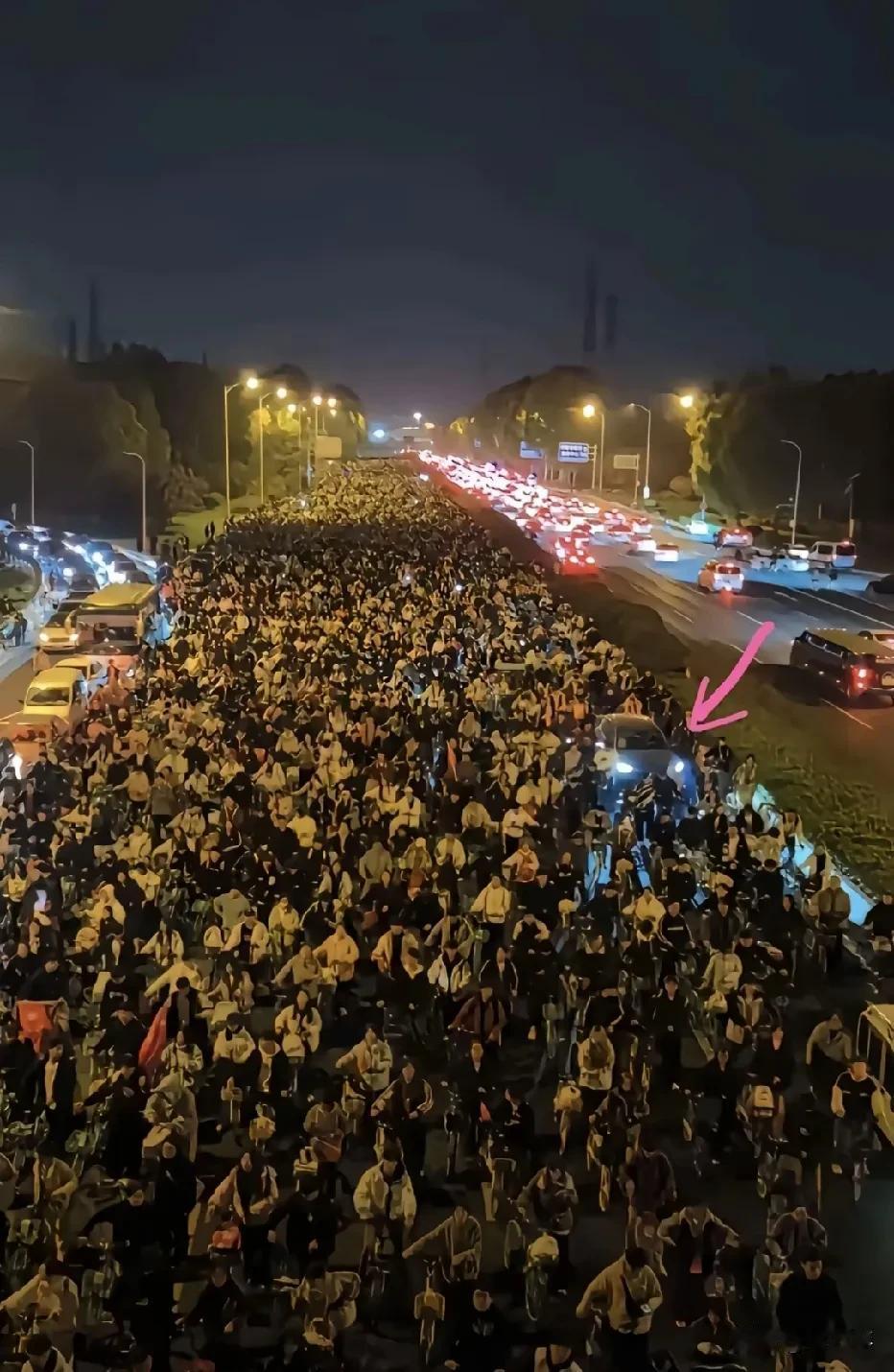 这个车主要是没有几个小时能回到家？估计把他们祖宗18辈儿都骂了吧

代入一下，你