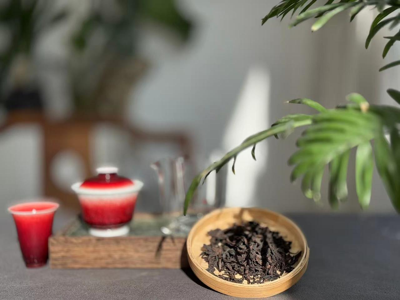 新手泡茶6大坏习惯，你中招了吗？
①投茶凭感觉。
打开茶叶袋，随手抓一把茶叶就开