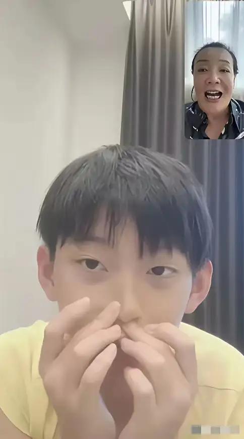 今天一大早，兰姐发布的视频封面，是小箖箖和奶奶兰视频通话时的截图。


此时，兰