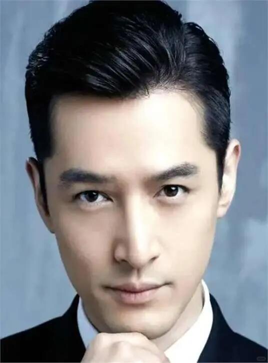 这件事的核心，一句话说清：2006年车祸，助理张冕替他遇难；胡歌跪地承诺“我当你