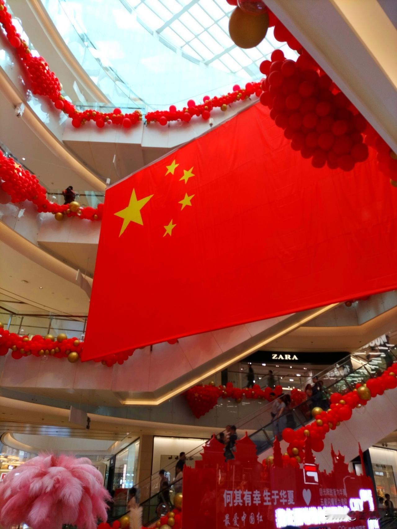 熙地港商场内的巨幅国旗，吸引无数市民前来打卡！在这个国庆节的十一假期里，各大商场