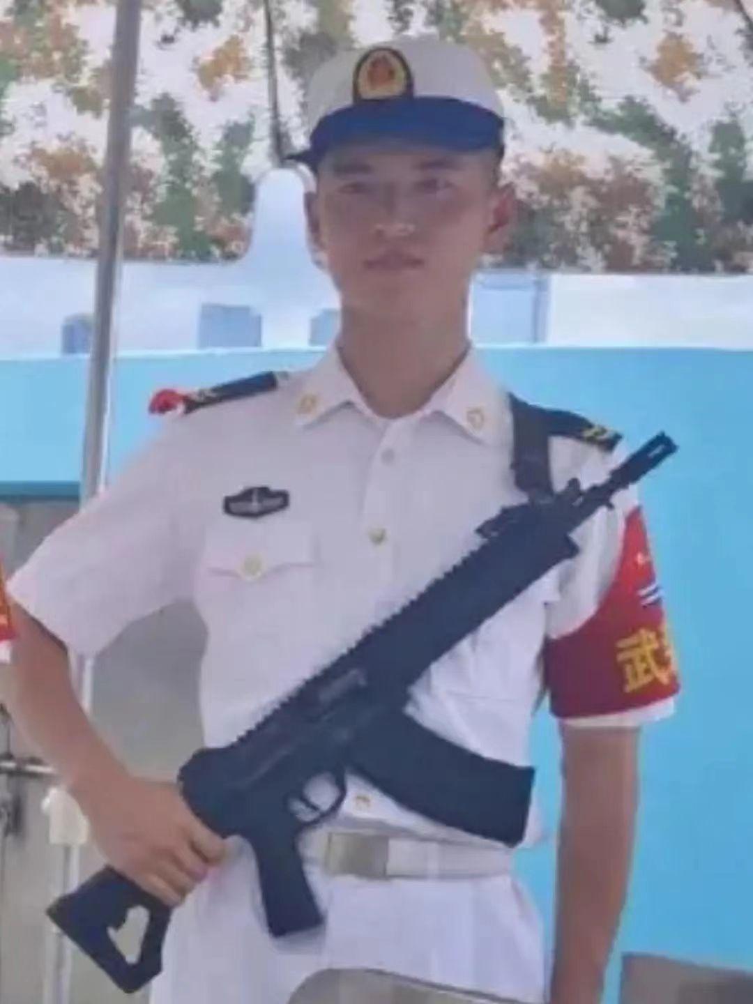 中国海军士兵和法国海军士兵对比，你觉得谁更帅，谁更有战斗力？

他们身上的枪，都