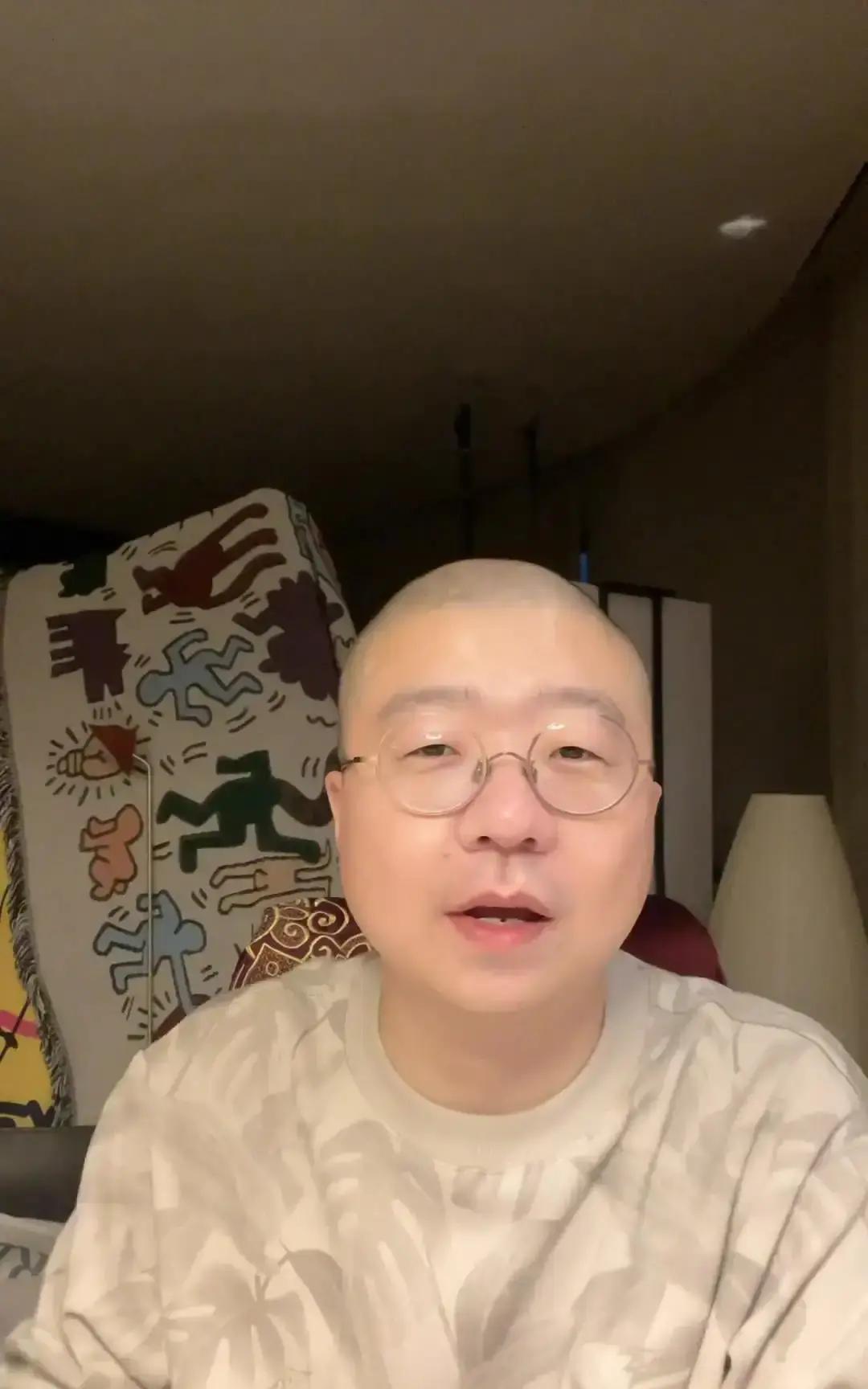 那个让笑果估值40亿的李诞，现在靠读粉丝的出轨投稿，成了小红书直播一哥？
 
他