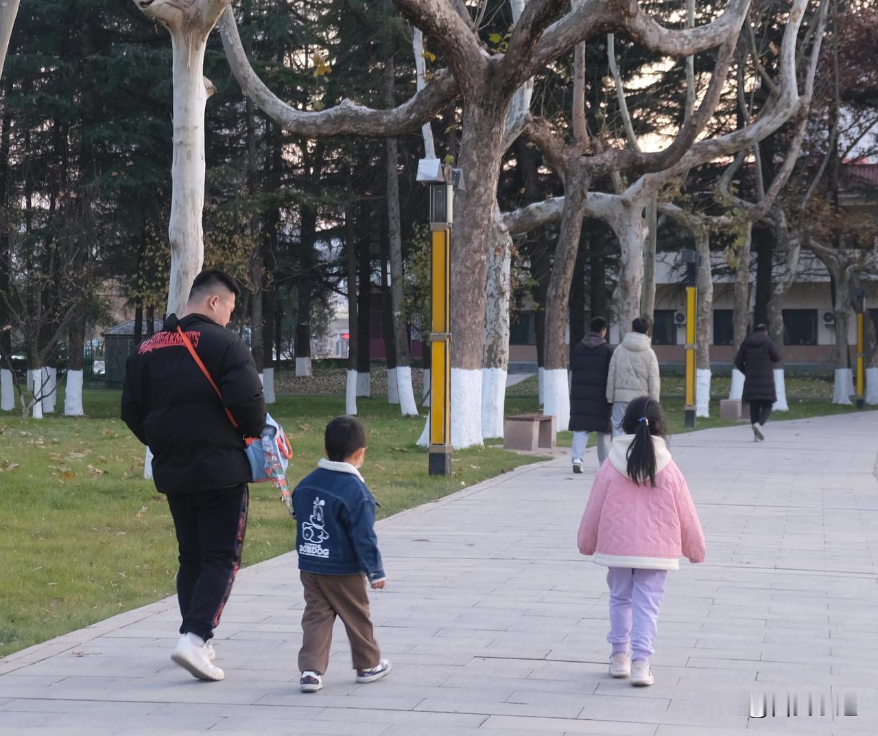 俩孩爸妈带孩子的方法不一样！
冬日生活打卡季
俩孩爸妈带孩子的方法不一样！
外出