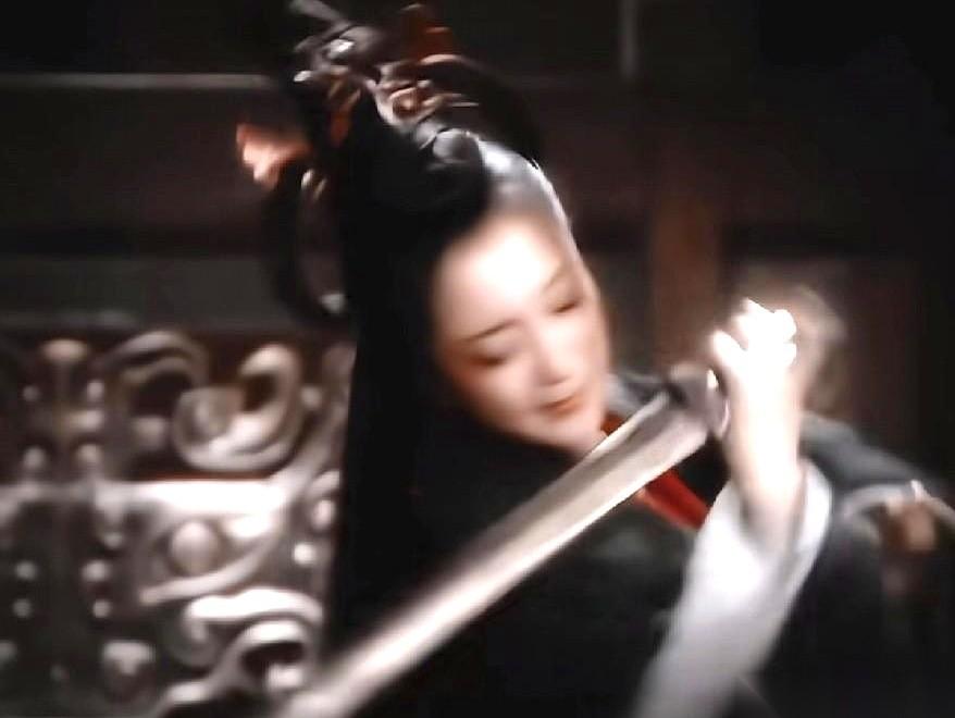 很多人想不通，虞姬为什么非死不可。
其实项羽让她跑，她跑了，又自己跑回来了。硬生