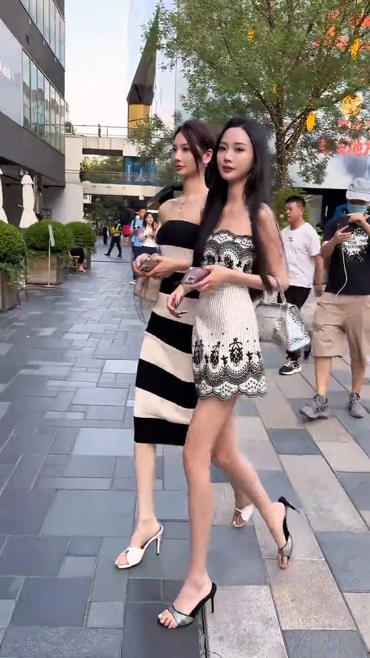 这俩宝贝太美了，宝宝这气质、这身材绝了，完美宝贝。