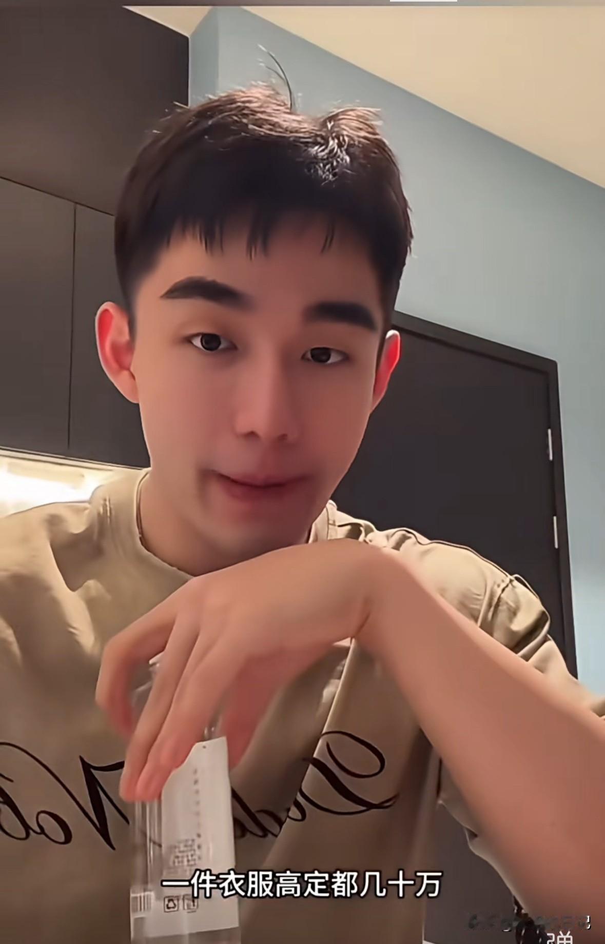 任任直播说，“一天存一万，想存300万还🉐多少天呢，我3个月6000万，我就是