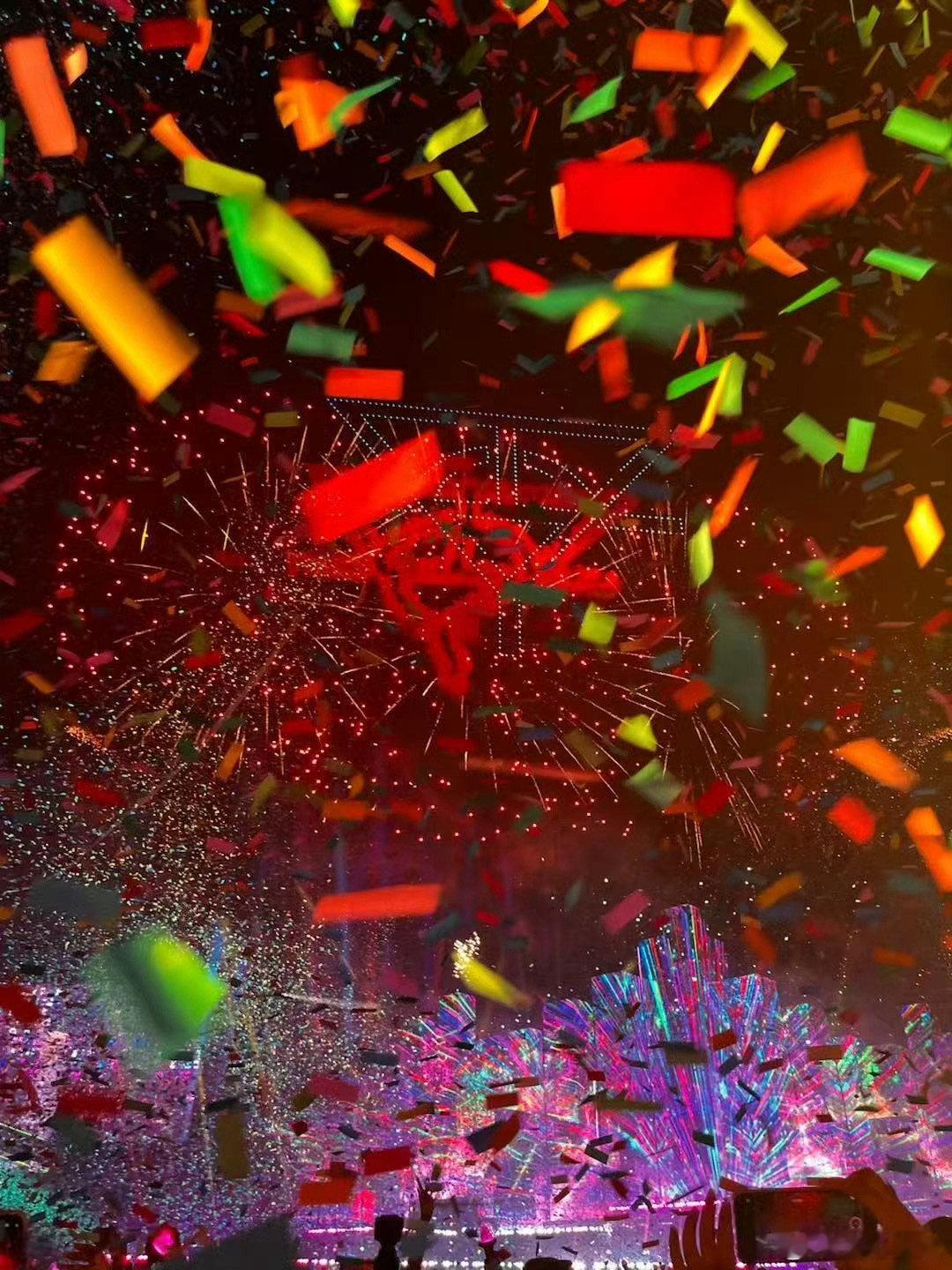 华晨宇三天烟花放掉一套别墅对于粉丝们来说，华晨宇南京演唱会的这场烟花秀无疑是一场