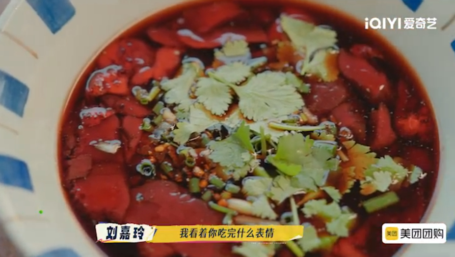 六个人吃了一千八多，算是有点贵了吧？繁花团点的这道凉拌生鸡血看着真上头哇