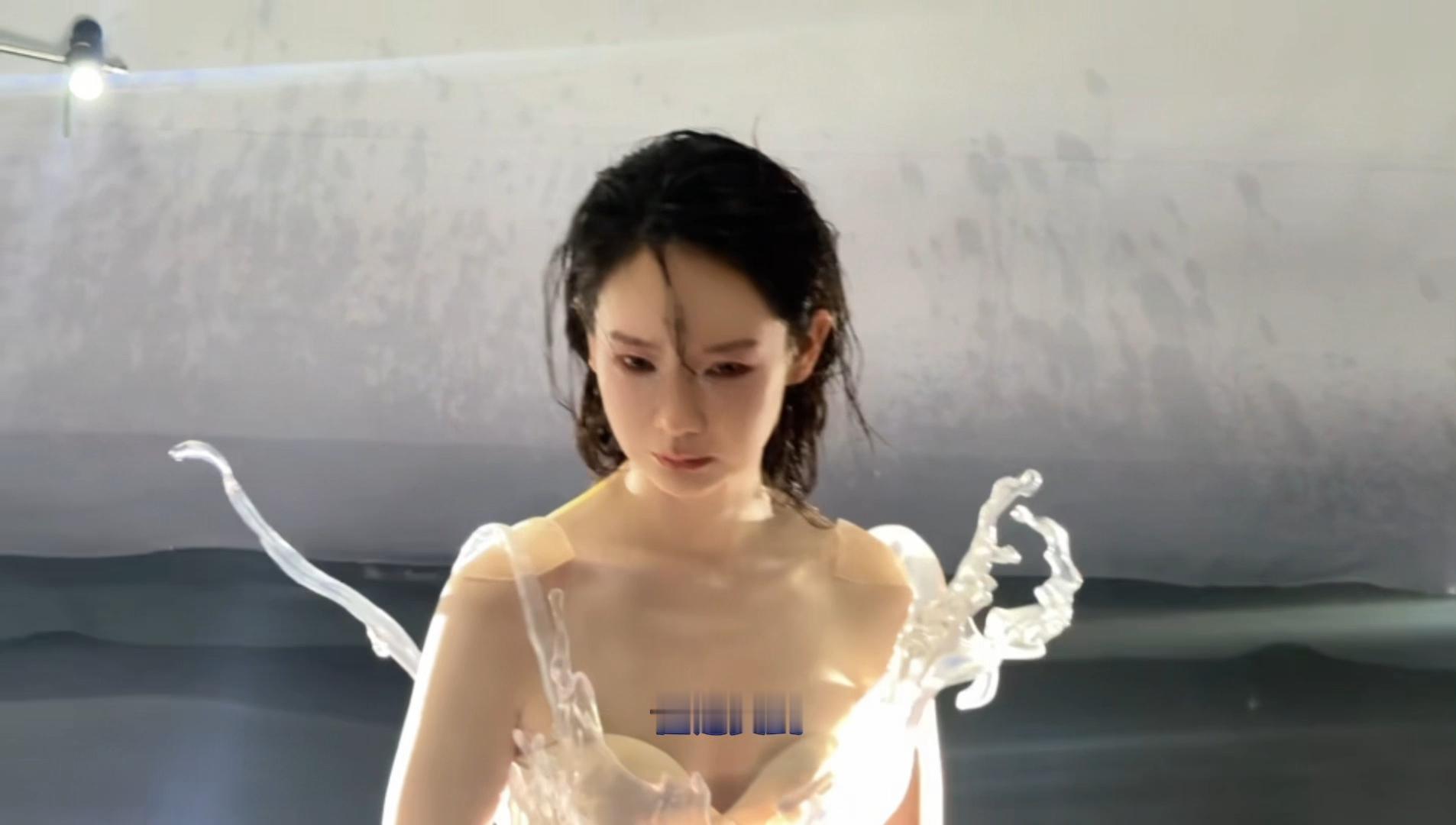 谁泼戚薇一身水戚薇用3D打印了一条水花裙 这套造型的脑洞也太大了，把水花定格成裙
