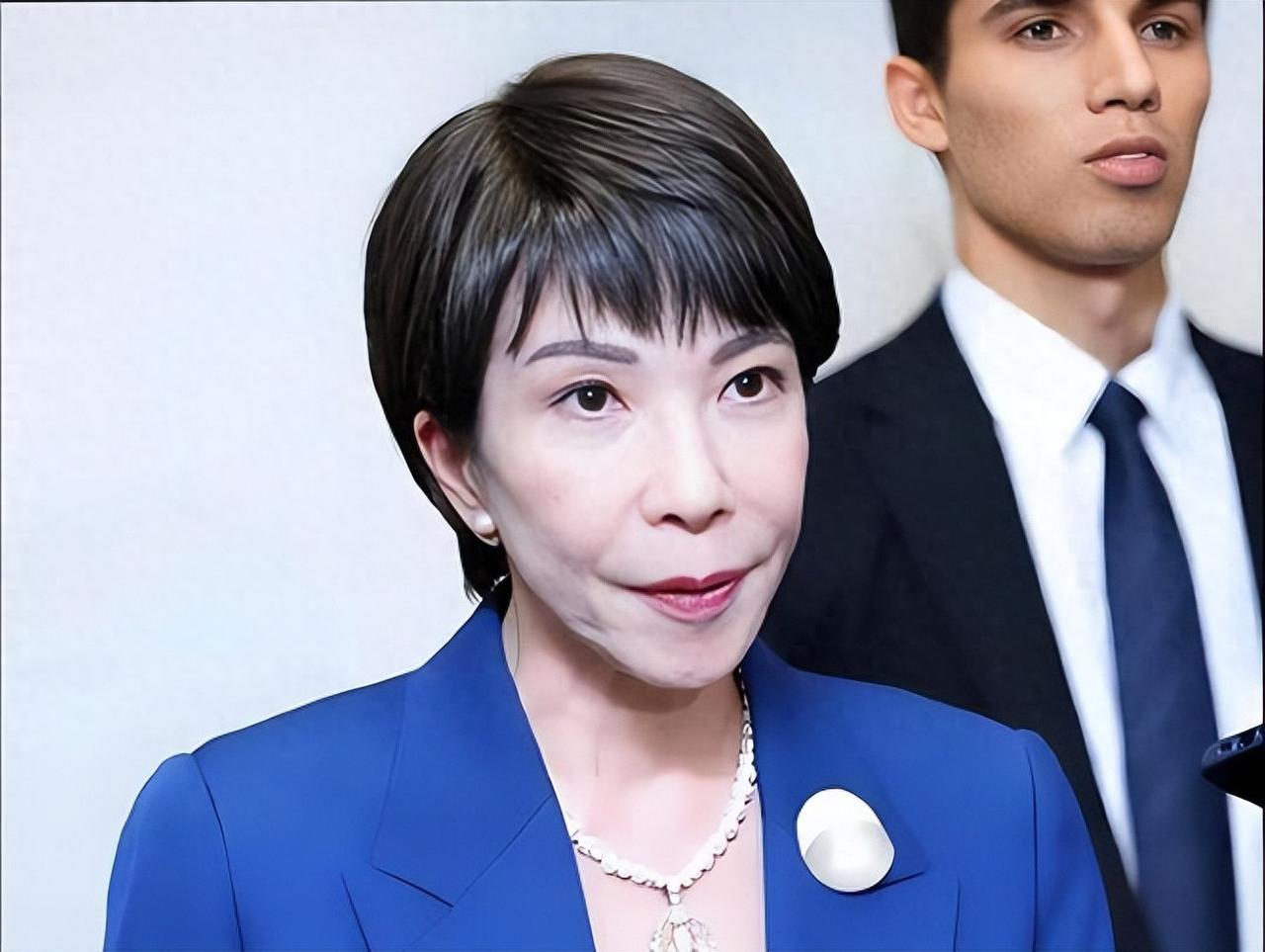 日本政坛这几天炸锅了。高市早苗为了稳住位子，连皇室的面子都搬出来了，结果还是压不