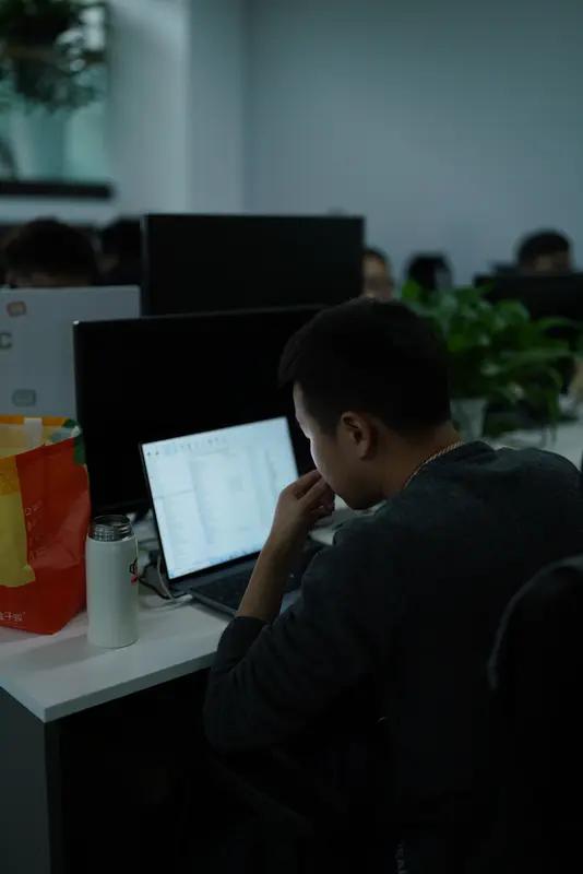 工作五年悟出的道理：职场里埋头苦干最没用，聪明人都懂这三条规则

刚踏入职场的时