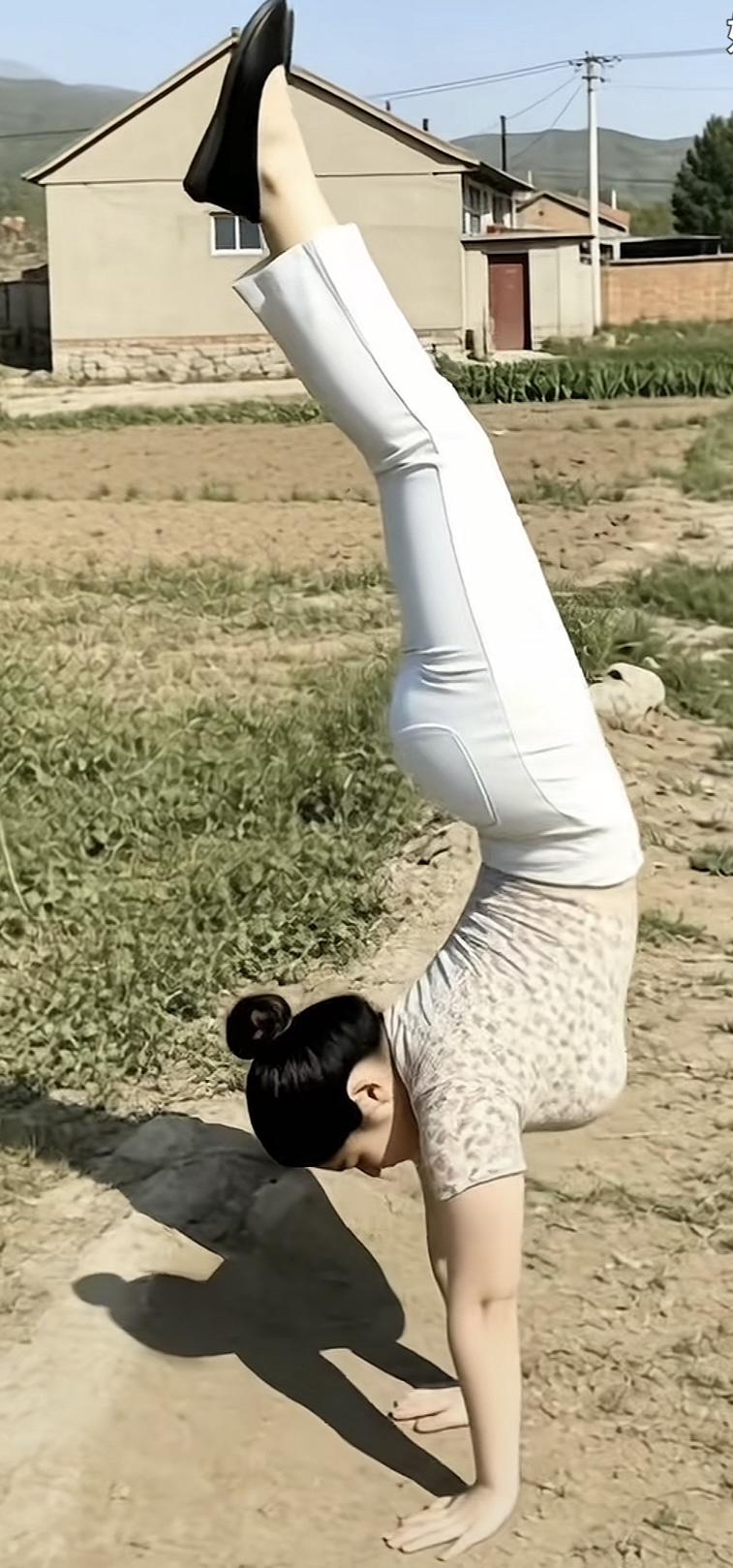 ：现在的短视频平台真的把中国大地上的能人异士都挖掘出来了，在抖音里看到这些女士一