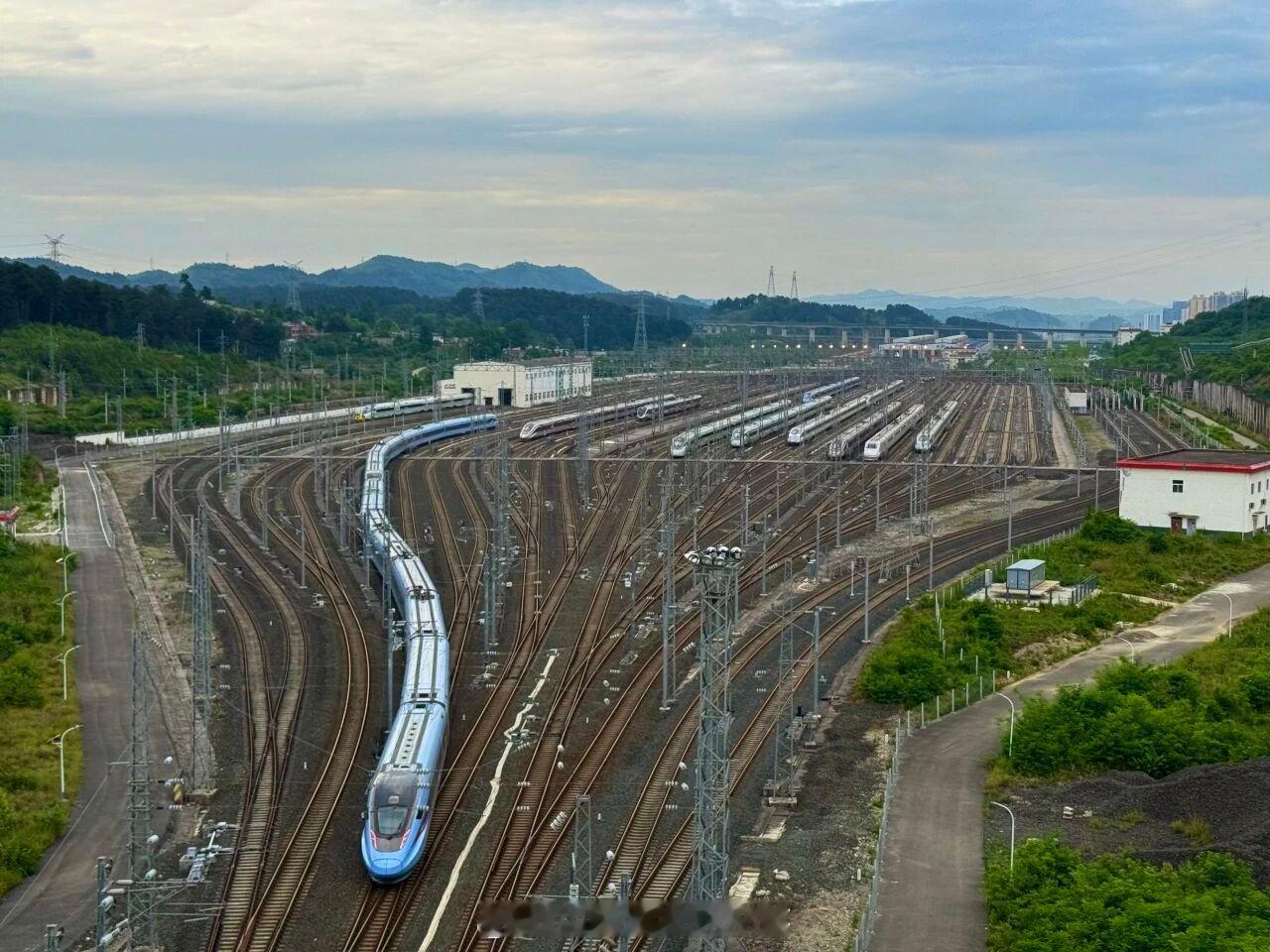 国铁头条【7月1日起，成都局将实行新的列车运行图】此次调图紧扣旅游探亲、商务通勤