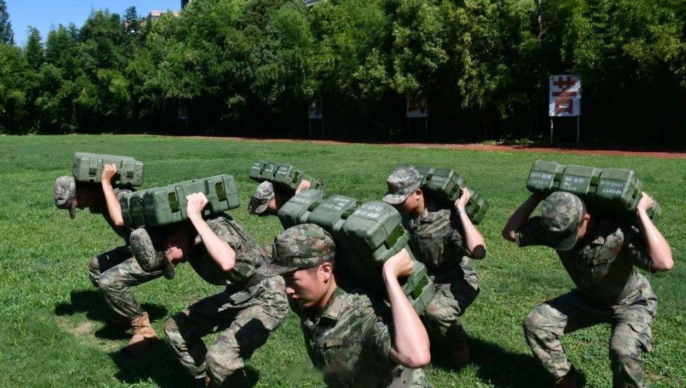 #铸剑中原[超话]##早安军营##原原说早晚安##这就是中国军人# 顶烈日，扛曝