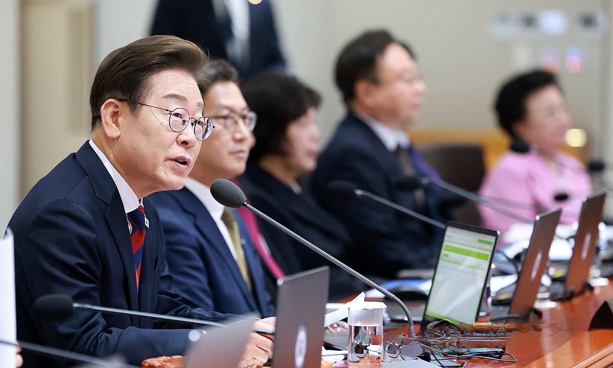 第一次国务会议，面对尹锡悦的
老部下。
李在明:“有点尴尬吧。我们笑一下吧。我需