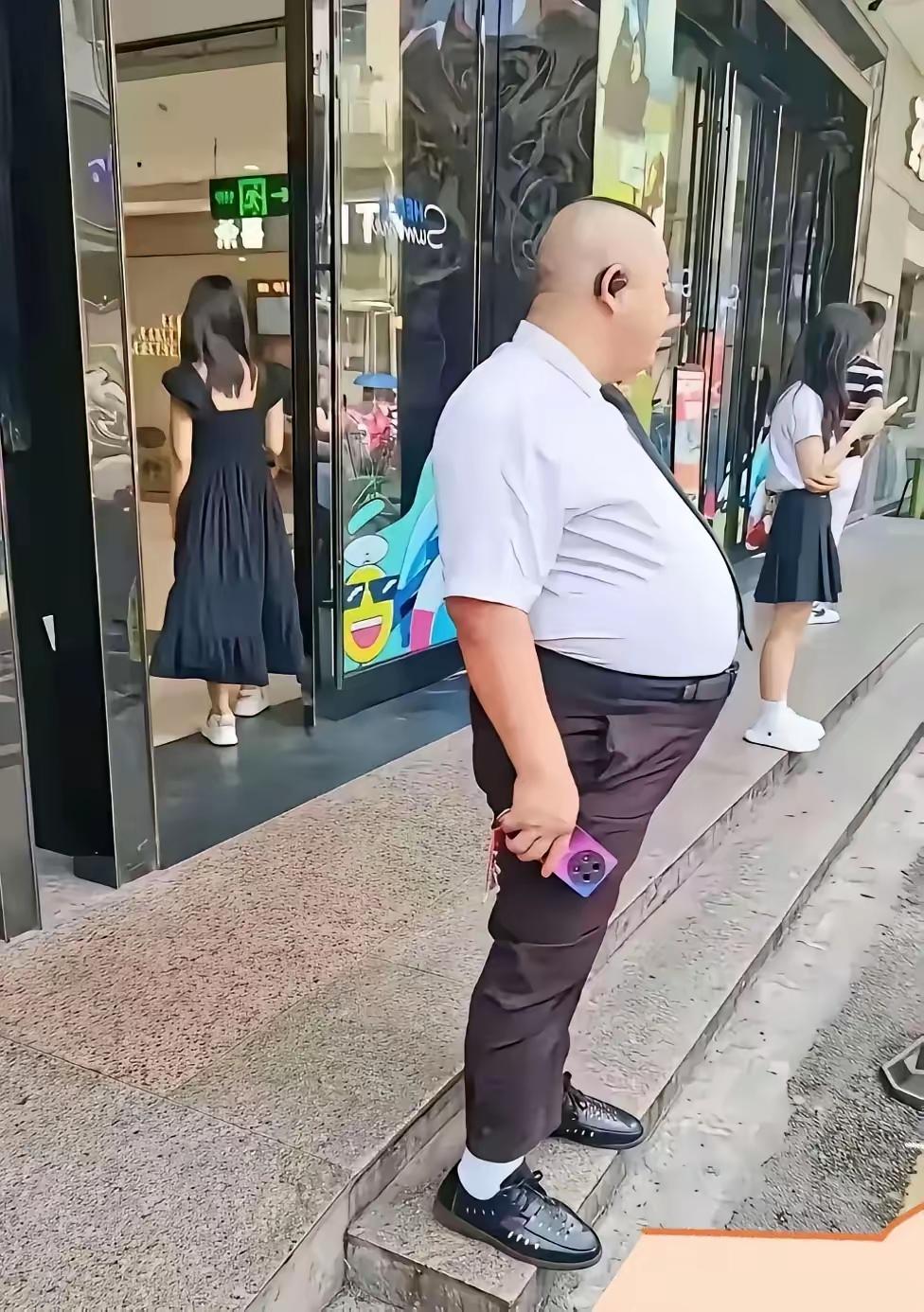 现在搞不懂了，上了年纪的老同志也成了这样，很奇怪他们吃了什么，成了这个样子。
这