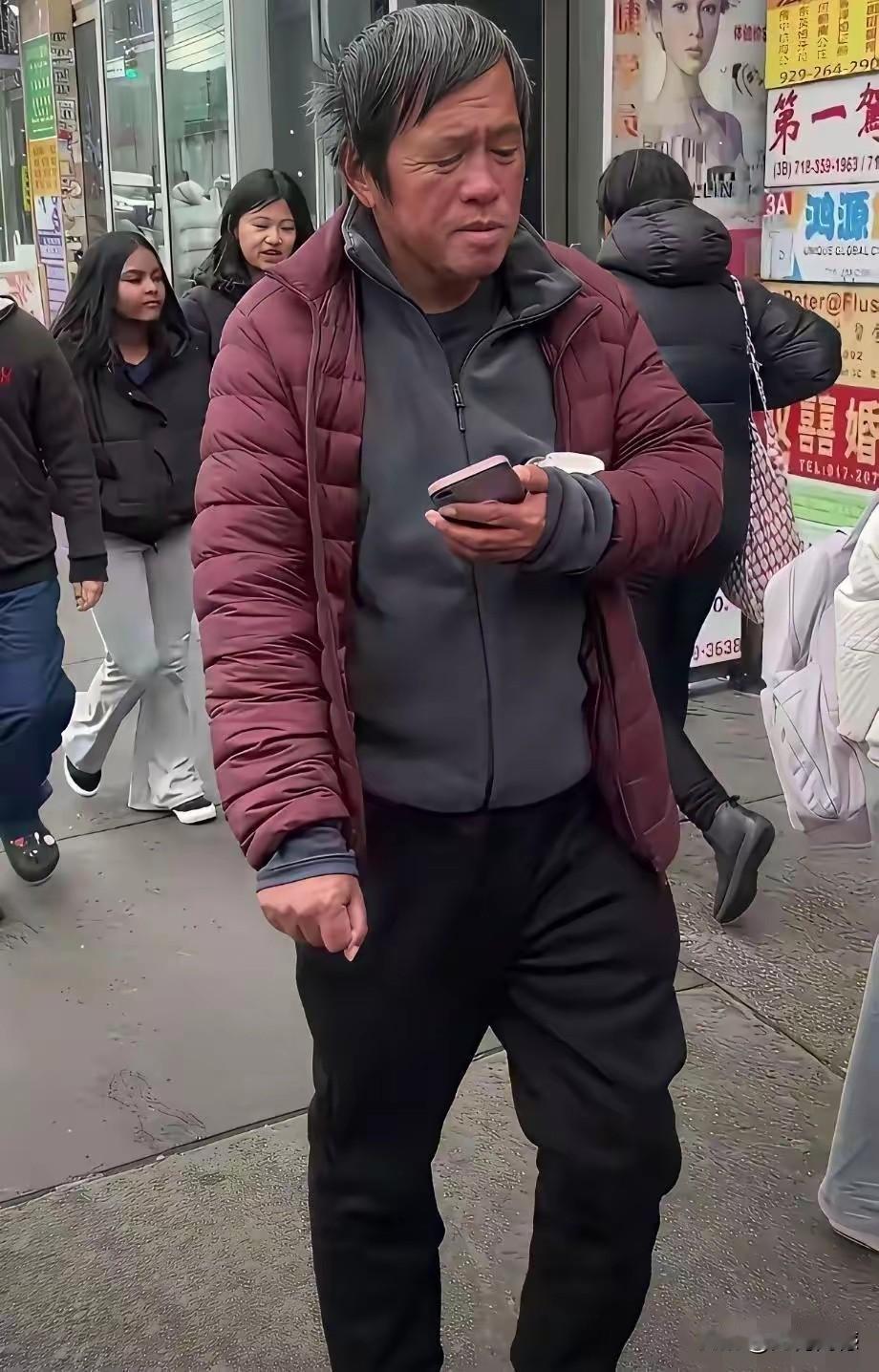 画面中的这个人，据说是个博士，对阿美是非常向往的，非常喜欢阿美的生活方式，现在终