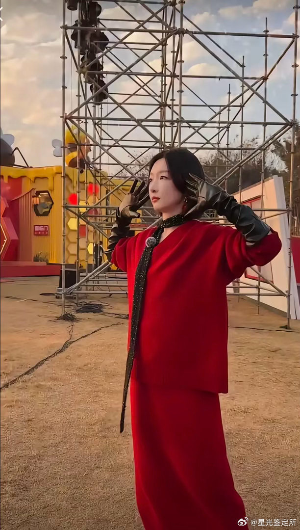 周冬雨这个肚子好像有点明显 