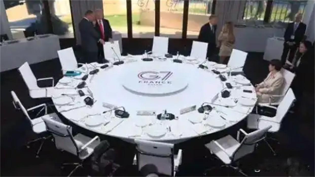 此次会议再次把日本首相高市早苗反华的一面暴露无遗，无论她在会后如何表态，我们更关