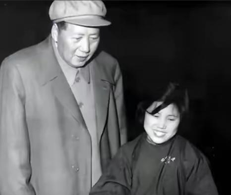 1958年，毛主席视察工厂，一位怀孕女工激动得站起来高喊“毛主席好”，谁也没想到