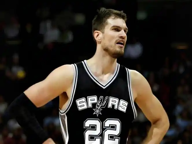 文班亚马现在的马刺首发中锋位置，当年还是开拓者主帅斯普利特的。斯普利特是马刺旧将