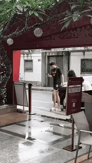 近日，杨瀚森和女友现身广州被网友偶遇，从网友拍到的照片上可以看出，杨瀚森与他的女