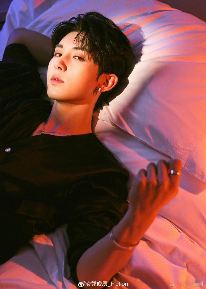 郭俊辰突袭直播太会整活了，帅气舞蹈点燃氛围，和粉丝唠嗑全程高能，从筹备动态到舞台