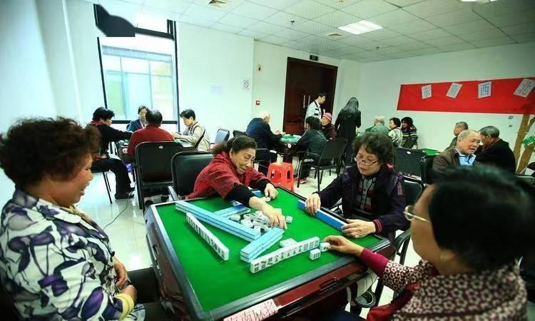 如今不少城市棋牌室接连转让关门，很多人以为是打牌的人变少了，真相却出人意料：客源