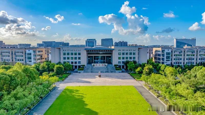 2026年高考报名人数降至1290万，比2025年减少45万。这一变化下，三本录