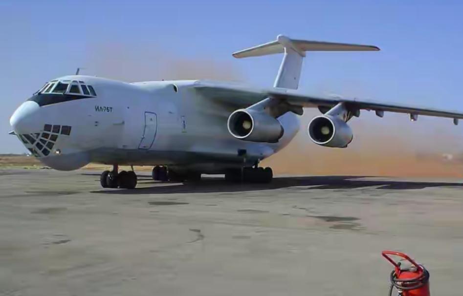 一架俄罗斯伊尔-76军用运输机绕了条奇怪的航线，飞了两天才悄悄降落在委内瑞拉首都