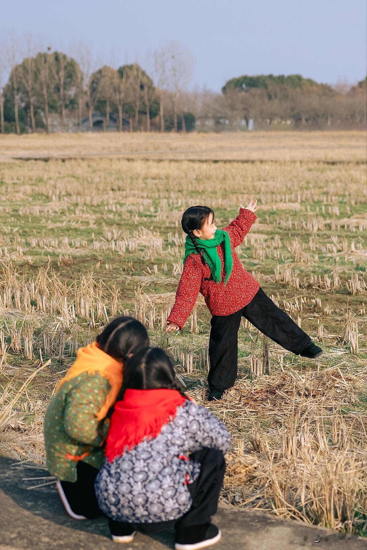 第一批回村的摄影师，
已经开始拍年味大片了。
回村就得穿花棉袄，
花花绿绿的，特