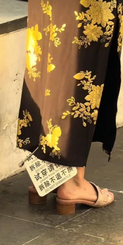 “丢人丢大了！”5月16日报道，上海，一女子穿着旗袍拍照，本来没什么，但有人发现
