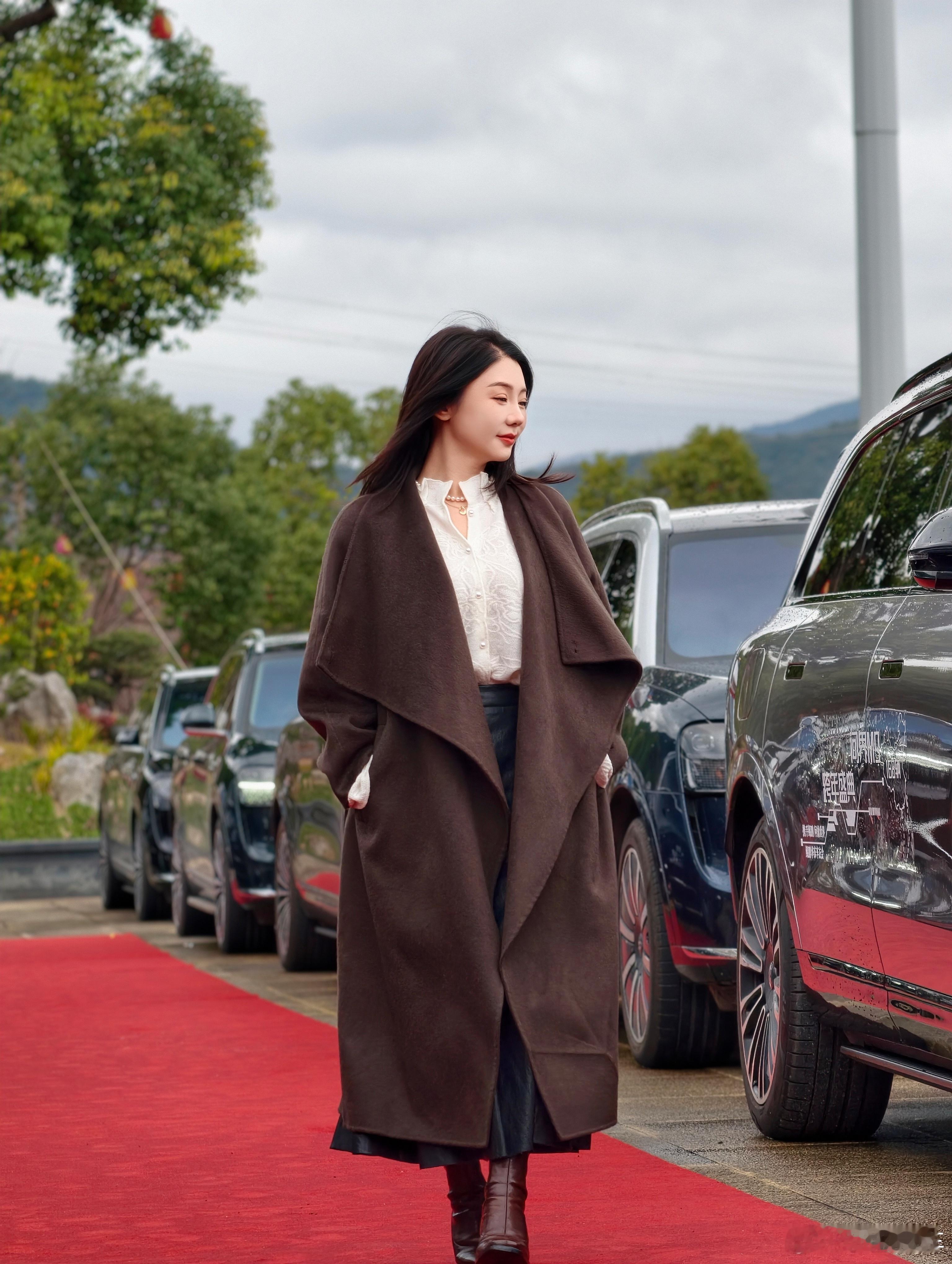 来跨年盛典走了个红毯，两边问界m9排得整整齐齐的，气场确实挺足我和汽车的日常