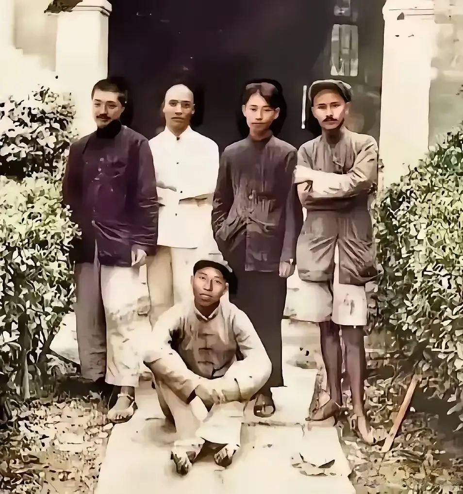 这张照片实在太珍贵了，看看1934年10月份长征途中的五虎将吧！这是他...