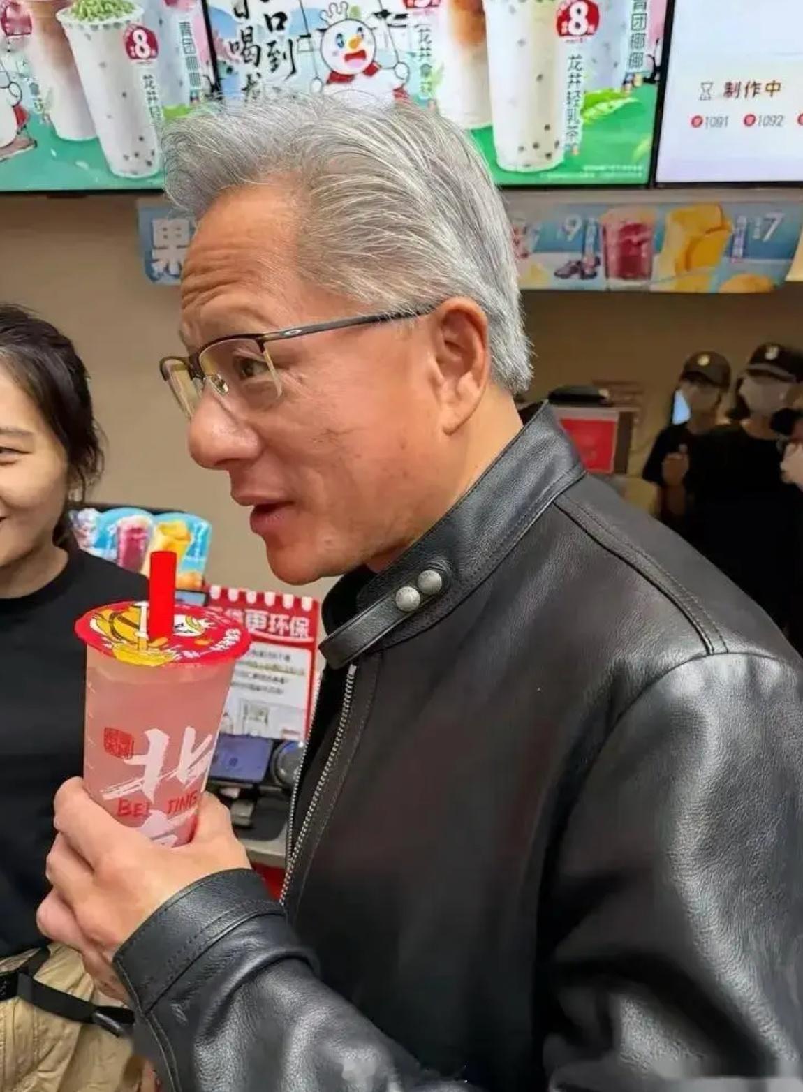 也是喝上大佬同款了，我、黄仁勋和粉丝朋友们，人均亿万富翁