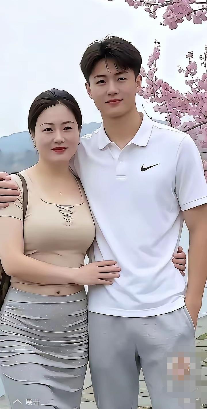 男人年轻帅气，女的成熟稳重的，你们猜猜他们是什么关系