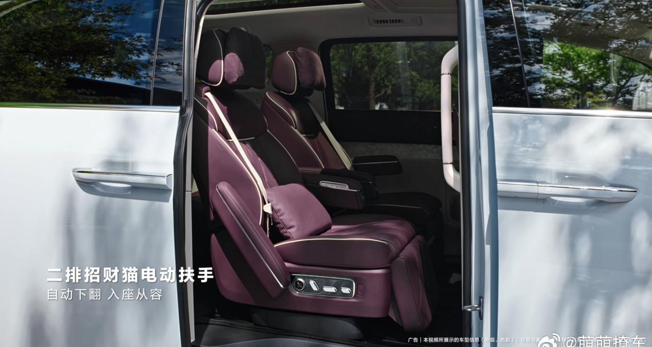 说实话，韩路直播实锤享界V8韩路这场享界V8直播里，我反而对那个小小的扶手印象比