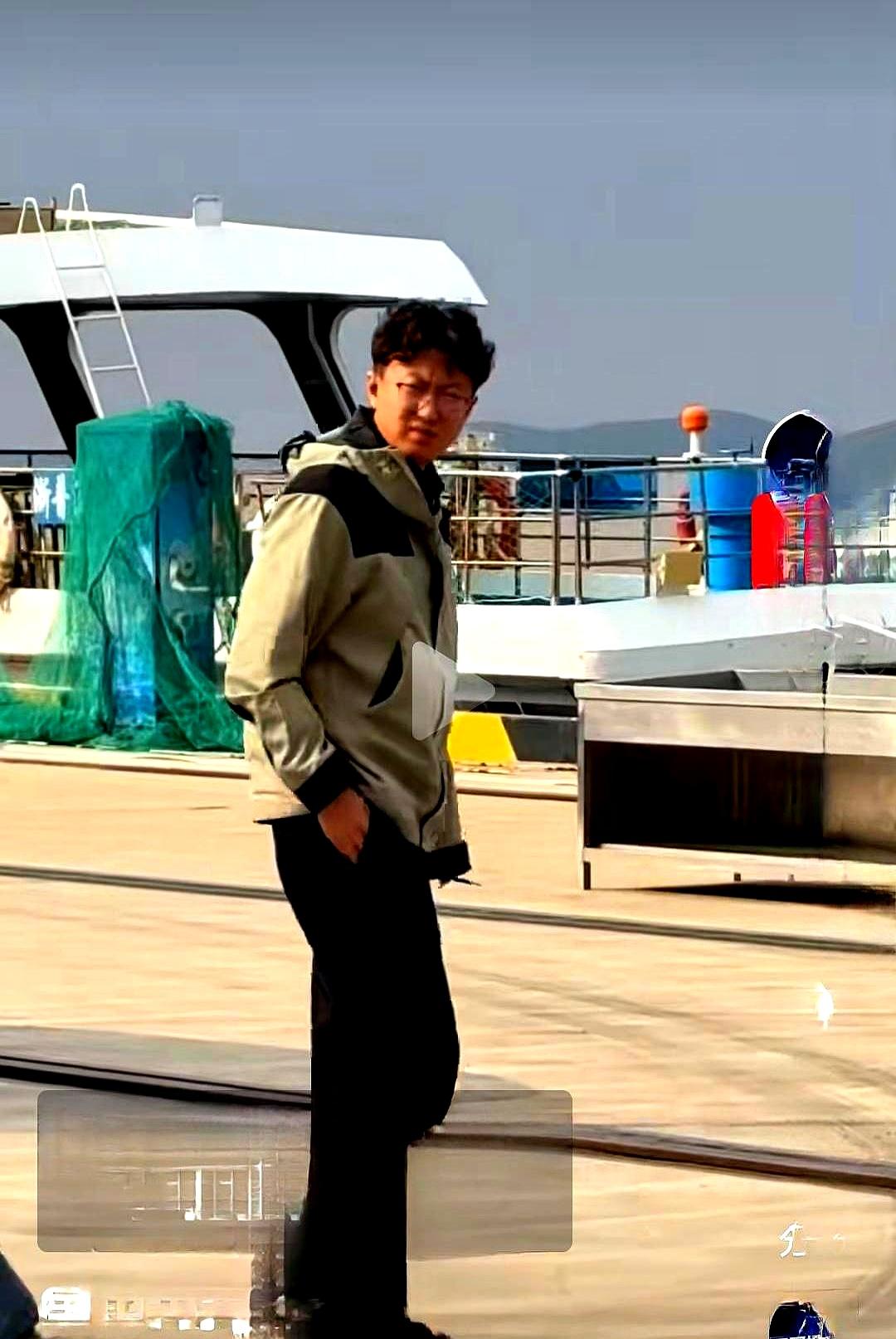在舟山西码头撞见马骞那会儿，真给我整不会了。
整个人肿了一圈不说，眉眼间那股子机