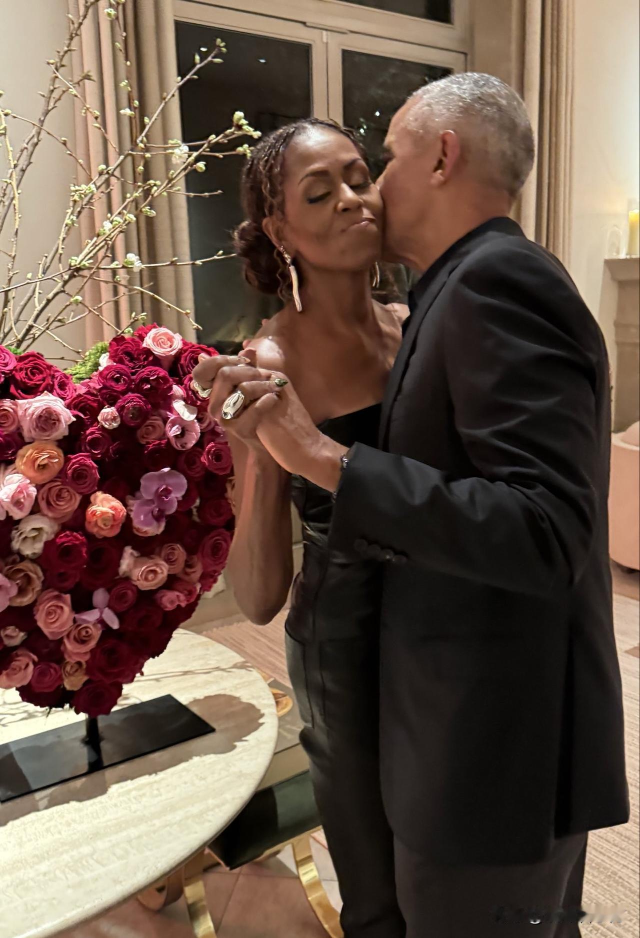 奥巴马发帖：和我永远的舞伴一起庆祝了情人节。爱你，米歇尔！