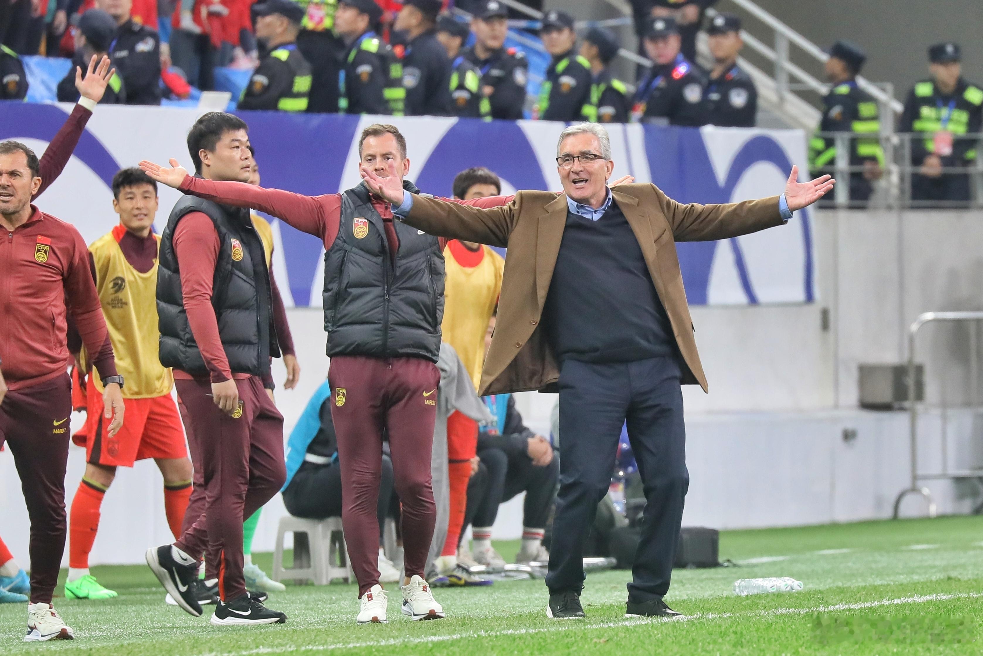 伊万退休 关于伊万，泰山队球迷应该很有发言权，当年联赛夺冠，很多人觉得他是借了图