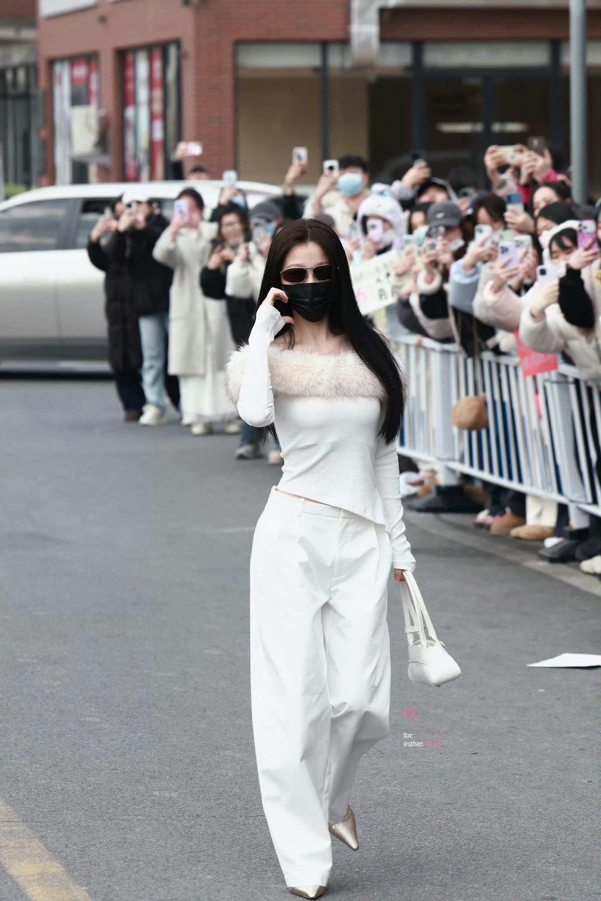 书欣摸摸锁骨🥵🤤虞书欣黑长直白色毛领一字肩造型