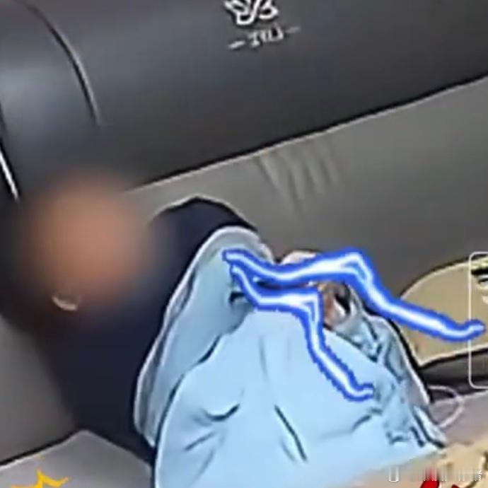 女孩边充电边玩手机突然被电，瞬间倒在沙发上身体抽搐不断哀嚎，家长：女儿的手脚都被