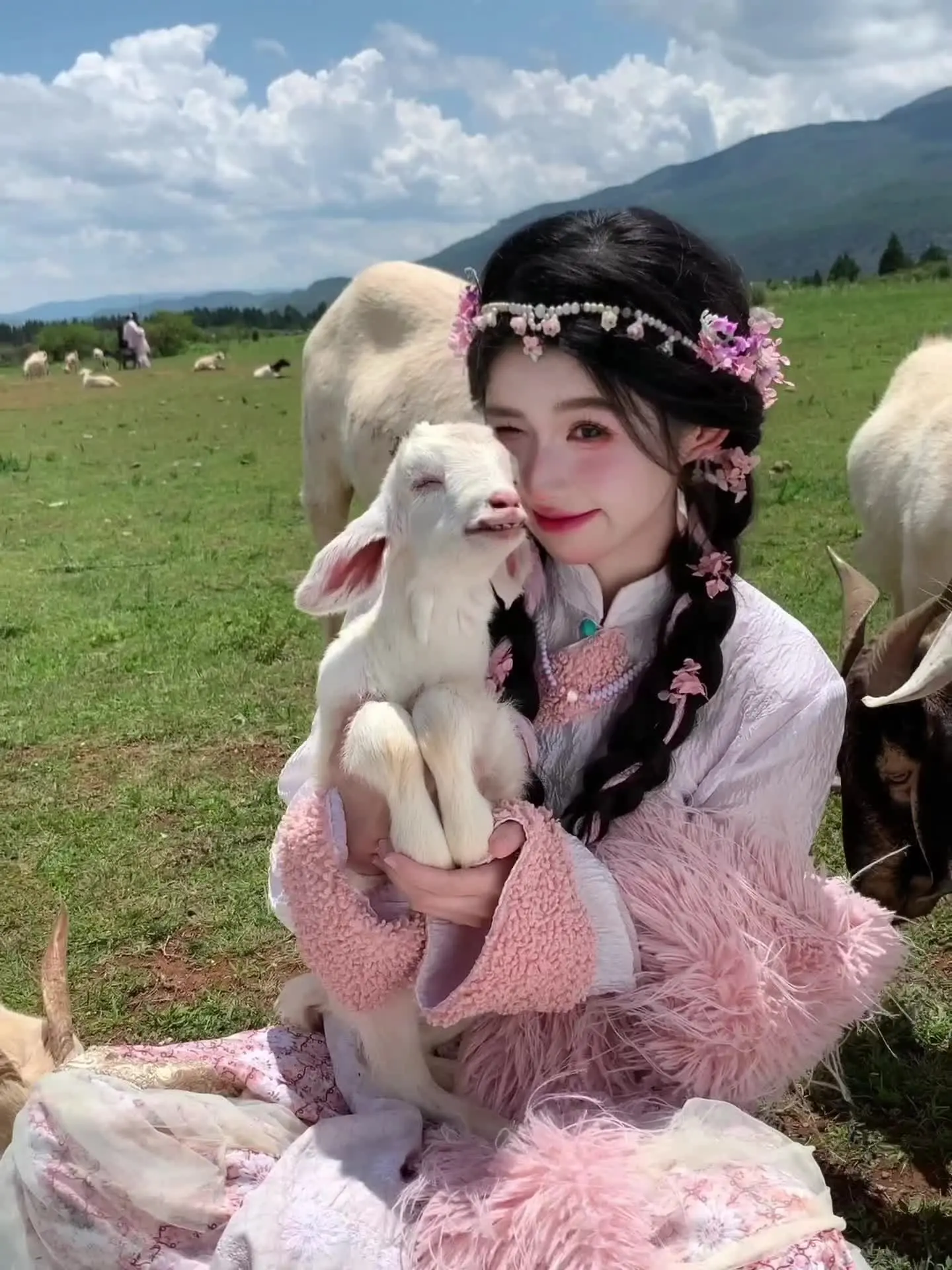 没回消息就是在放羊🐑在丽江体验了一天的牧羊女 抱着奶里奶气的小羊崽也...