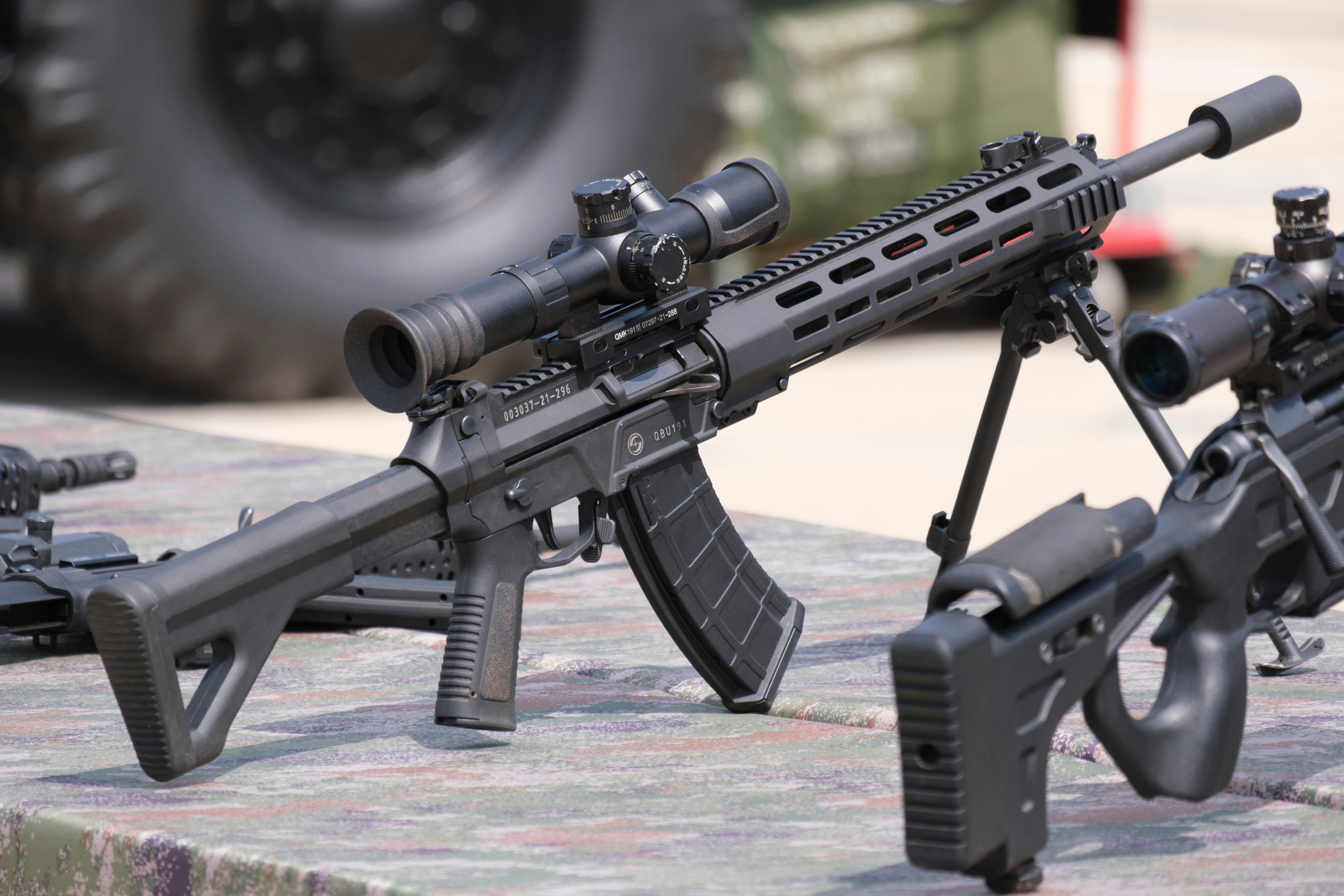 #长春航展##空军航空开放活动##武器装备# 上展示的轻武器 ​ ​​​