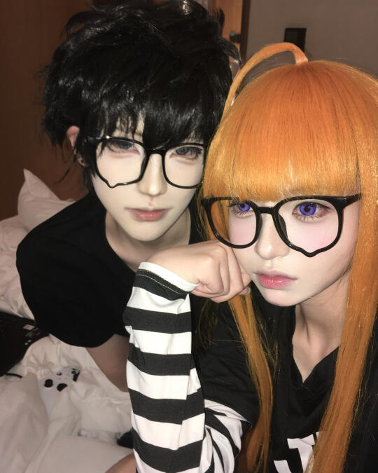 两只🐈‍⬛🐈