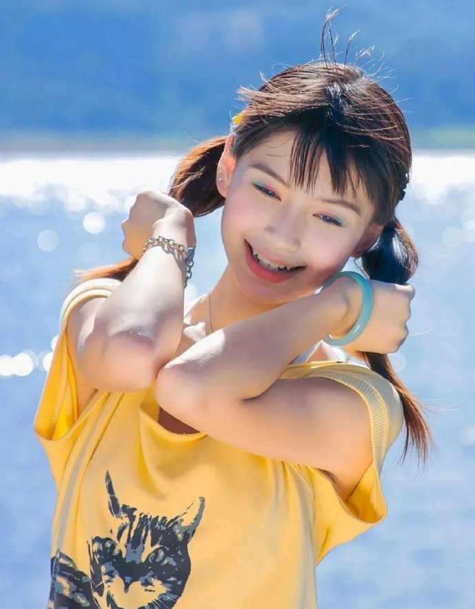 15岁的Angelababy，杨颖真的很灵动，还带有一点婴儿肥 ​​​