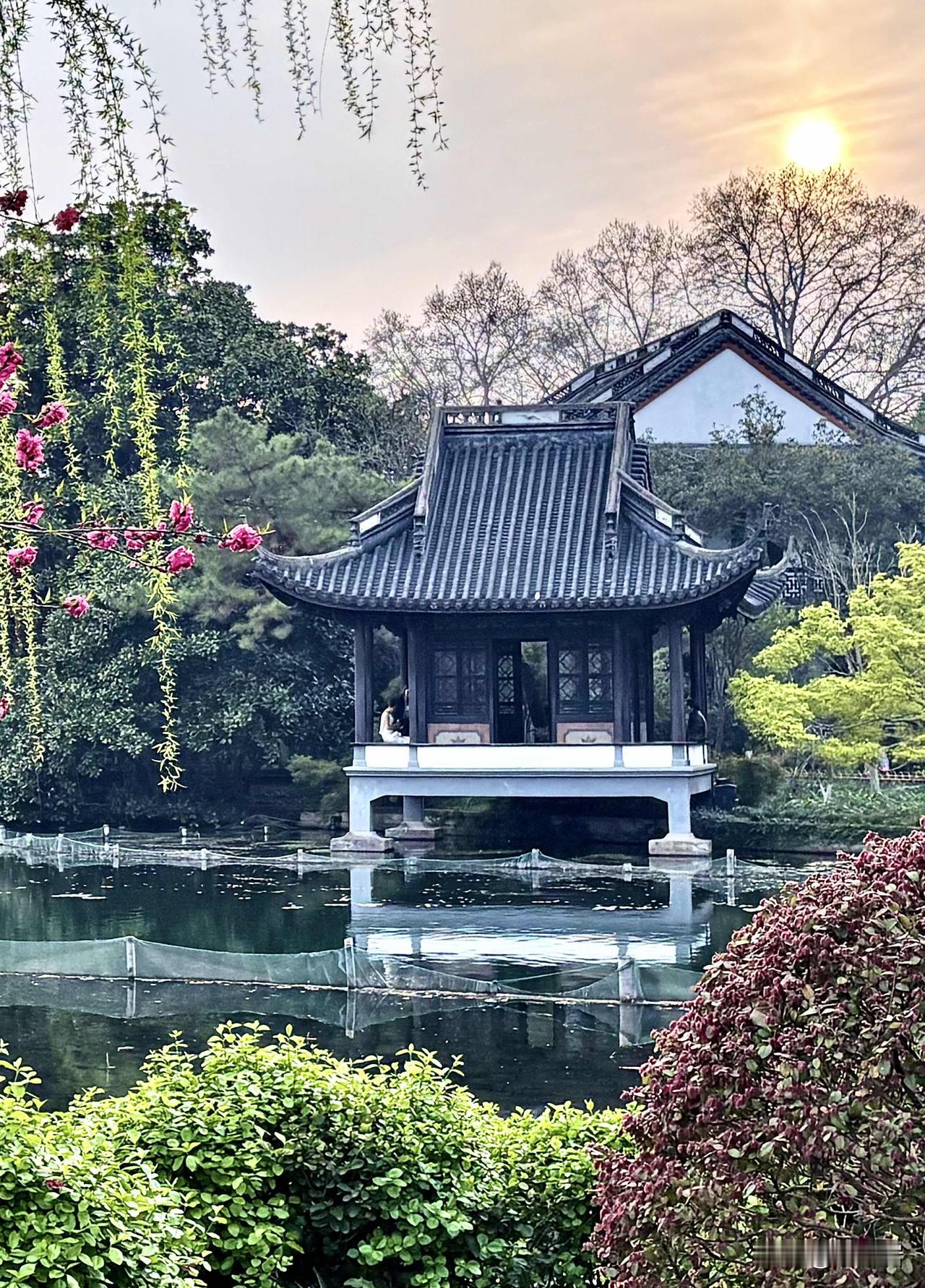 今天到杭州游玩。杭州作为历史名城，无论是自然风光还是人文景观都是令人百看不厌。就